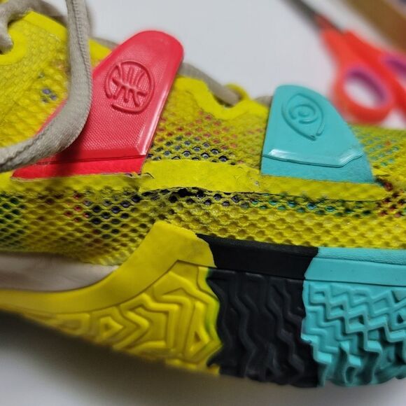 Nike Kyrie 7 \'1 World 1 people\' sneakers